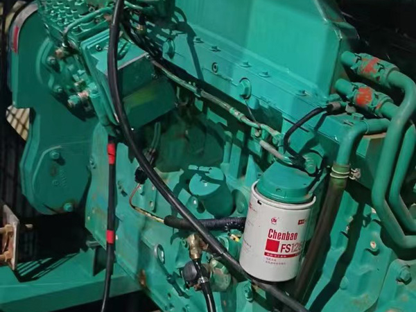 临湘如何确定新的发电机组控制系统是否与原系统兼容？