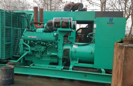 临湘发电机组如何判断水冷式机油散热器内部是否需要清洗？